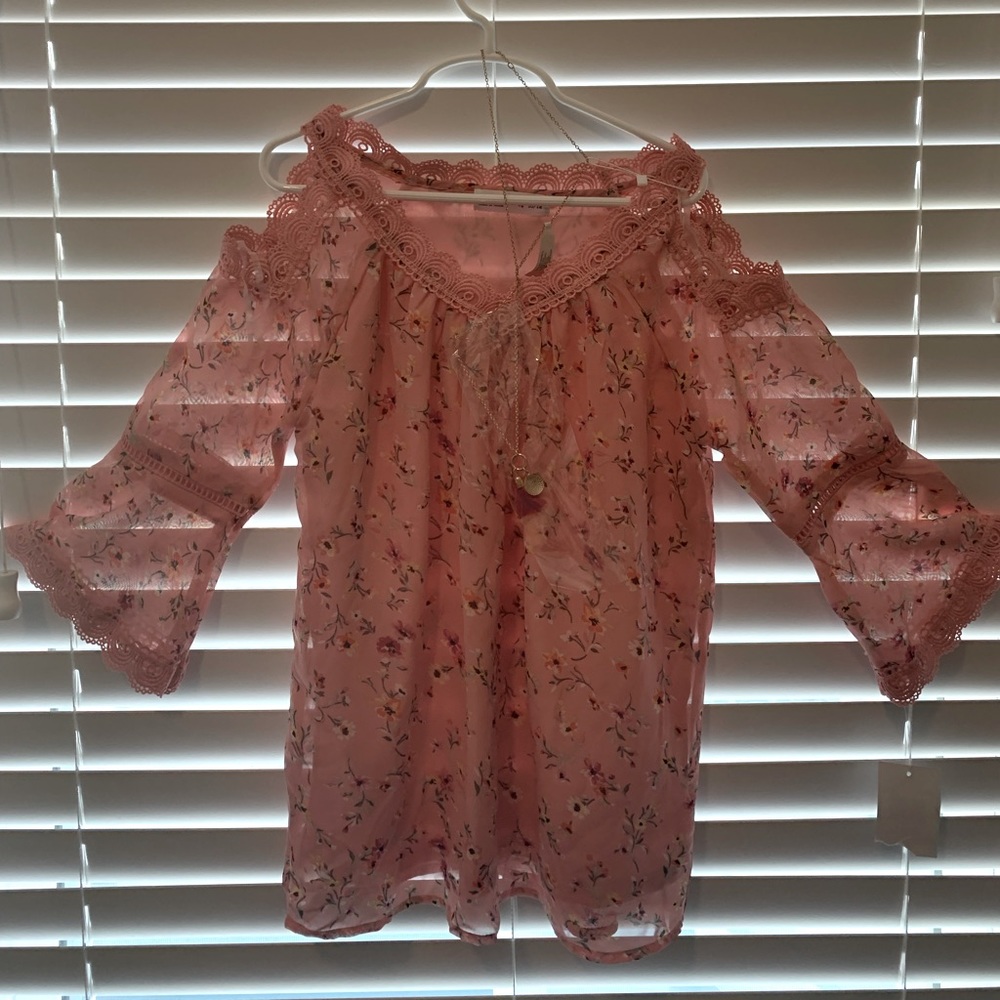🤩BOGO! NWT! Girls cold shoulder top w necklace